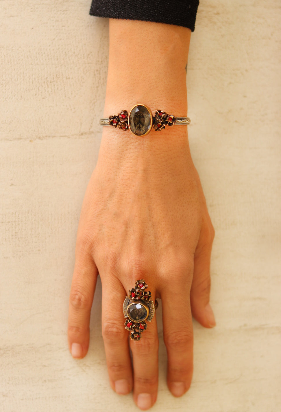 Brazalete de Alpaca Vintage con Flores